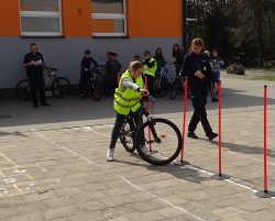 uczeń pokonuje przeszkode rowerem