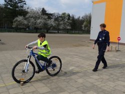 uczeń pokonuje przeszkode rowerem