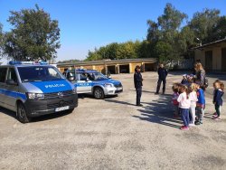 policjantka prowadzi spotkanie z dziećmi na dworze