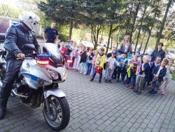 dzieci oglądają policyjny motocykl