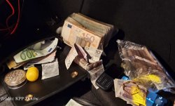 fotografia przedstawia pliki banknotów znalezione w aucie przestępców