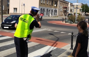 policjant na przejściu dla pieszych