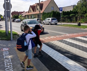 uczniowie przy przejściu dla pieszych