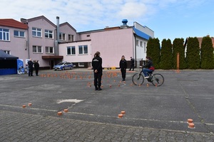 policjant i jadący na rowerze uczeń