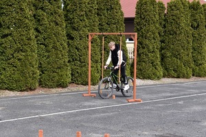 jadący uczeń  na rowerze