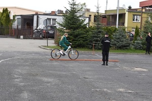 uczeń jadący na rowerze