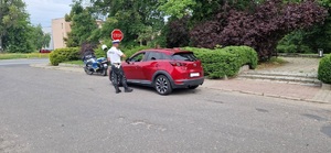 policjant stojący przy samochodzie osobowym