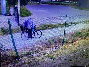 zdjęcie z monitoringu , mężczyzna na rowerze
