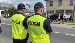 dwóch policjantów stojących plecami do zdjęcia