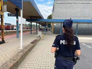 Policjantka idąca na dworzec PKP.