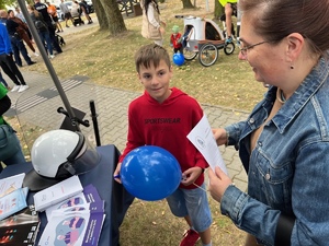 dziecko trzymiące w ręku balon