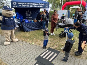 policjantka tłumacząca dziecku przejście dla pieszych