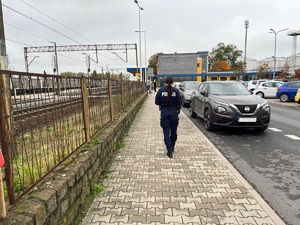 policjantka idąca w kierunku pkp