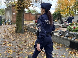 Policjantka idąca na cmentarzu