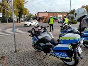 dwa motocykle i w tel dwóch policjantów