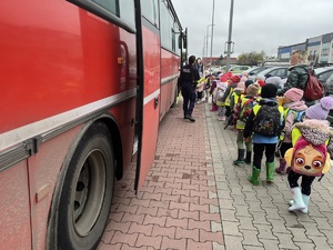 dzieci idące do autobusu