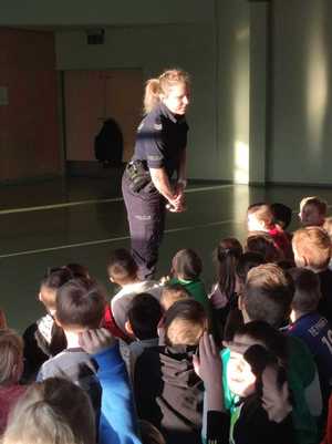 policjantka rozmawająca z dziećmi