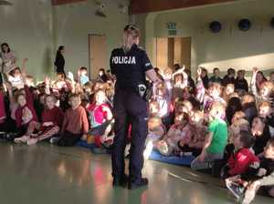 policjantka stojąca przodem do grupy dzieci
