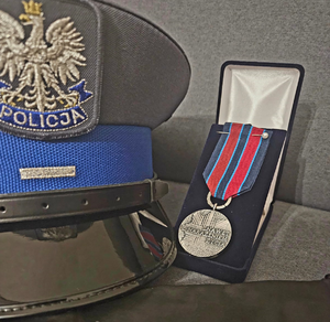 medal i czapka policyjna