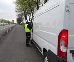 policjant kontroluje kierowce busa