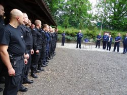 pluton policjantów i przemawiający do nich komendant