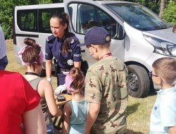 policjantka rozmawia z dziećmi