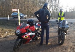 Policjant przeprowadza kontrolę motocyklisty