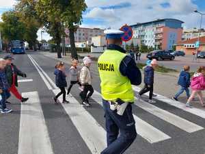 policjant na przejściu dla pieszych