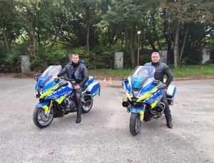 dwóch policjantów na motocyklach