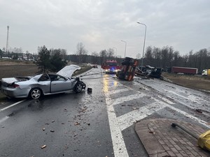 Na zdjęciu zniszczony 2 pojazdy i przewrócona naczepa