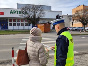 Policjant podczas rozmowy z kobietą