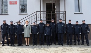 Na zdjęciu zaproszeni goście wraz z policjantami przed wejściem do Posterunku Policji w Zaniemyślu