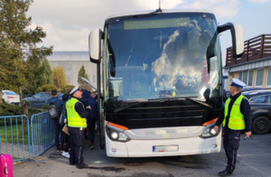 Policjanci sprawdzający autobus