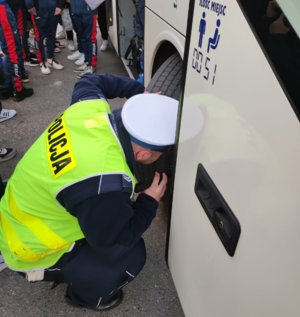 Policjant Kontrolujący autobus