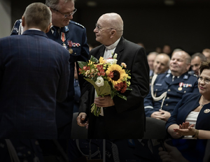 kapelan ks. Lech Otta z kwiatami w ręku
