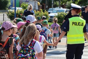 Policjantka z dziećmi na pasach