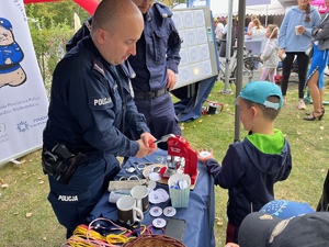 policjant robiący przypinkę dziecku