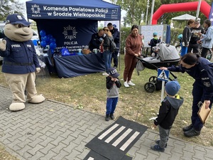 policjantka tłumacząca dzieciom przejcie dla pieszych