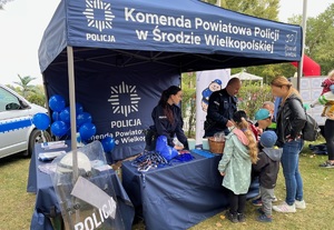 stanowisko profilaktyczne z dwoma policjantami