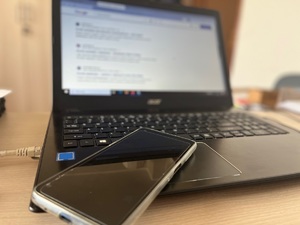telefon leżący na laptopie