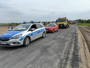 radiowóz, samochod osobowoy i laweta