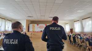 dwóch policjantów stojących tyłem