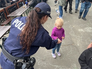 policjantka dająca dziecku odblask