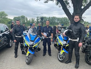 3 policjantów przy motocyklach