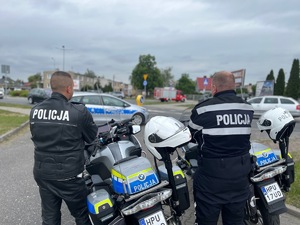 dwóch policjantów stojących plecami