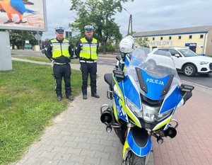 dwóch policjantów przy motocyklu