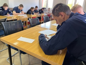 policjant piszący test