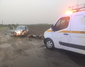 auto po wypadku i część pojazdu pogotowania energetycznego