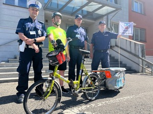 3 policjantów i rowerzysta z rowerem