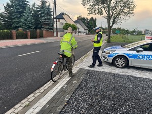 policjant kontrolujący stan trzeźwości kierowcy rowerzyście